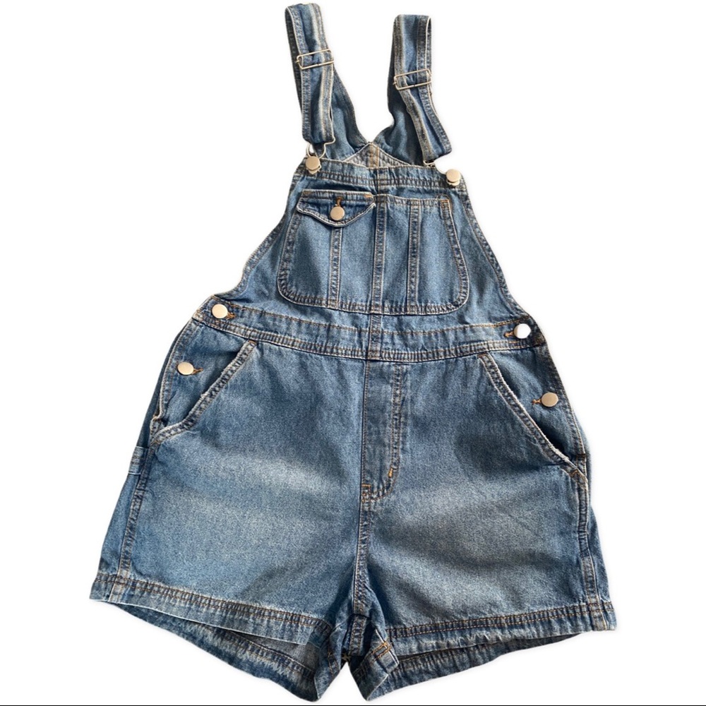 Overall shorts. Size medium (7-9) adjustable belt in the back